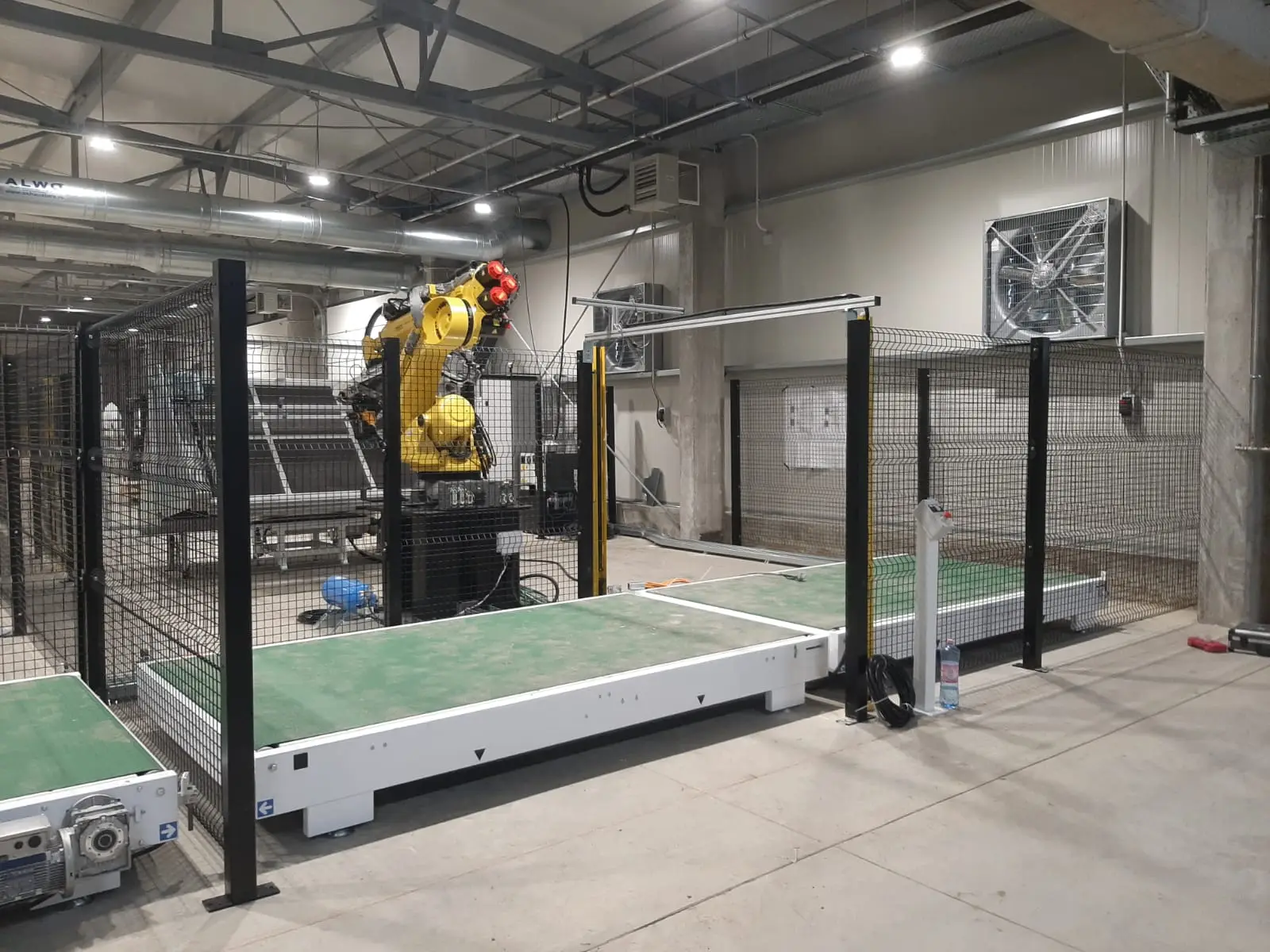 instalatie productie paleti, robot in 6 axe, masa rotativa pentru asamblare paleti -montaj Wood Expert